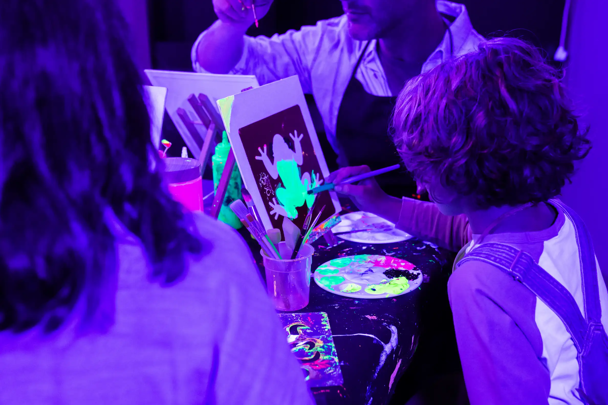 Amuse-toi à faire de la peinture avec tes mains - Neon Brush Kids : une activité artistique familiale