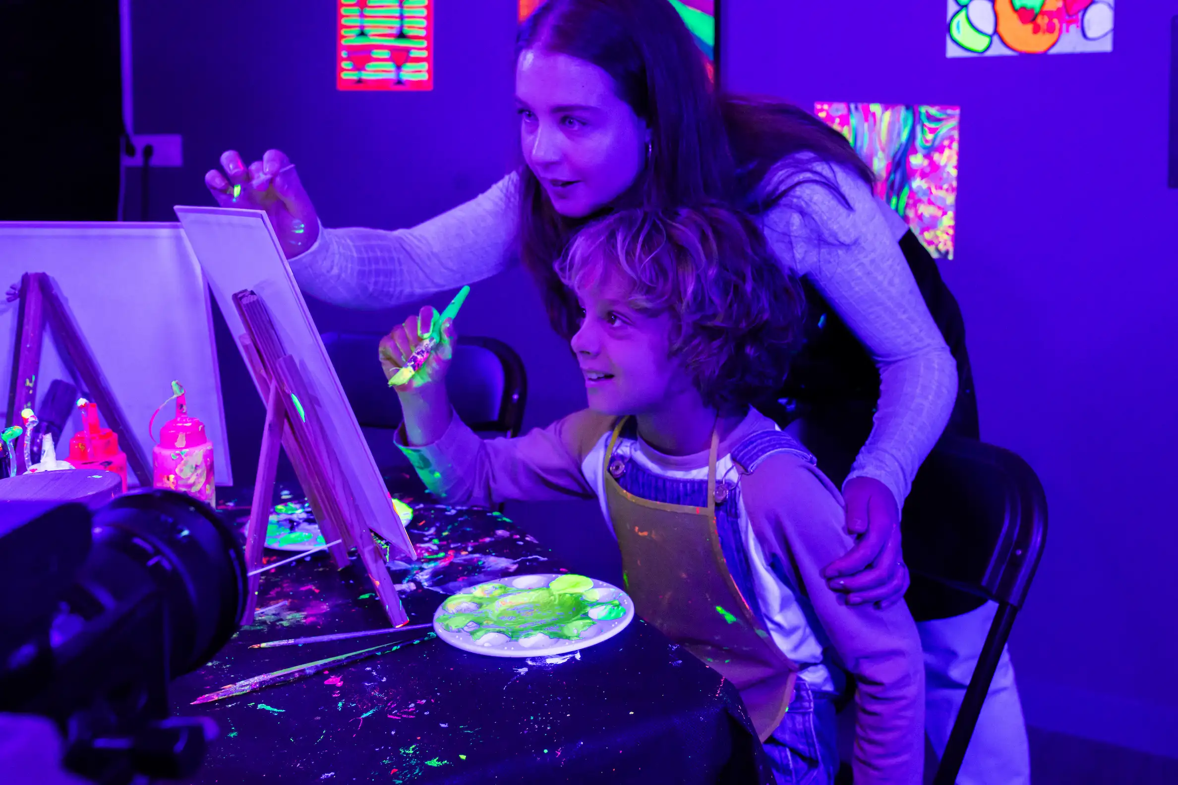 Une aventure phosphorescente magique - Neon Brush Kids : une activité artistique familiale