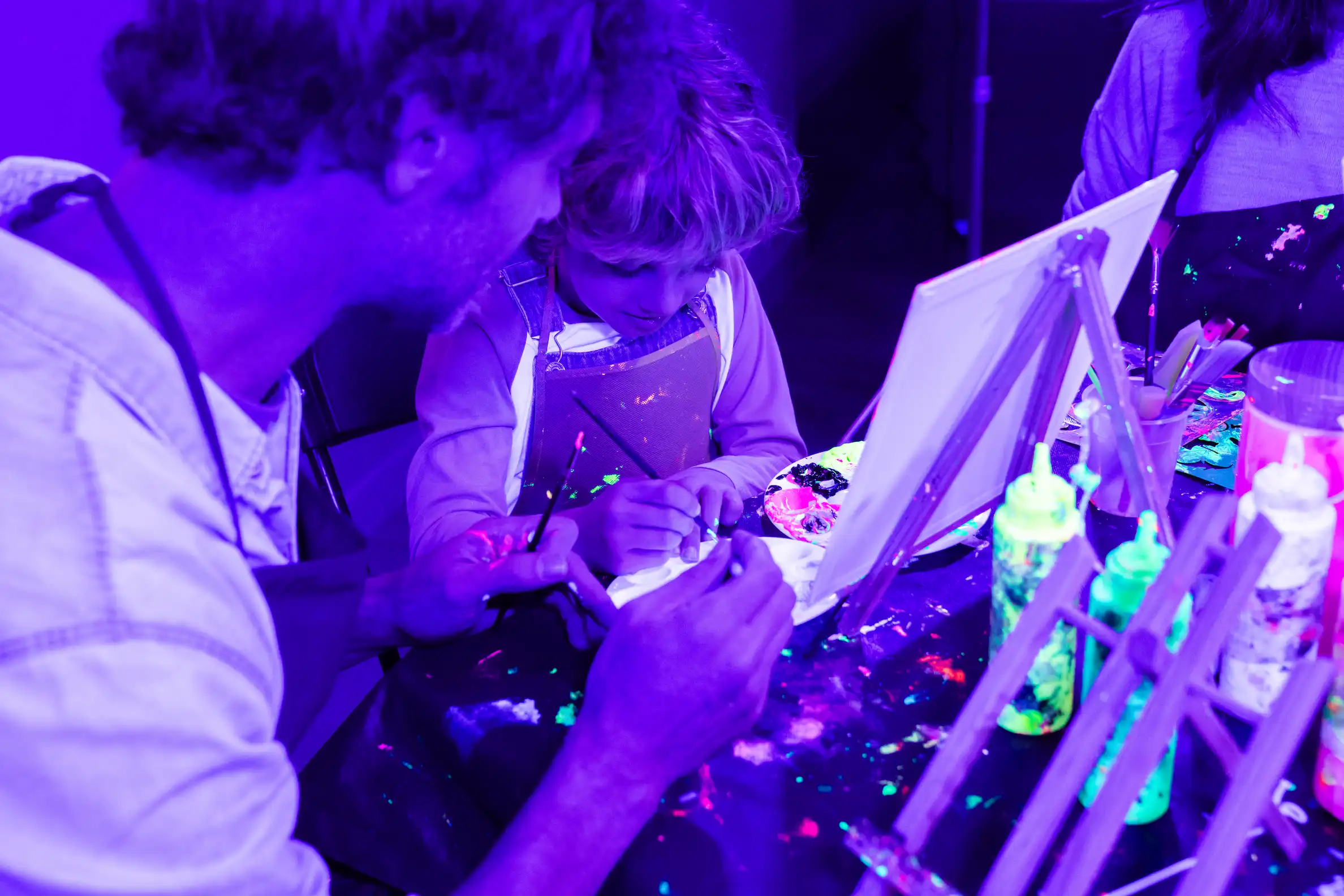 Un univers féérique plein de vie - Neon Brush Kids : une activité artistique familiale