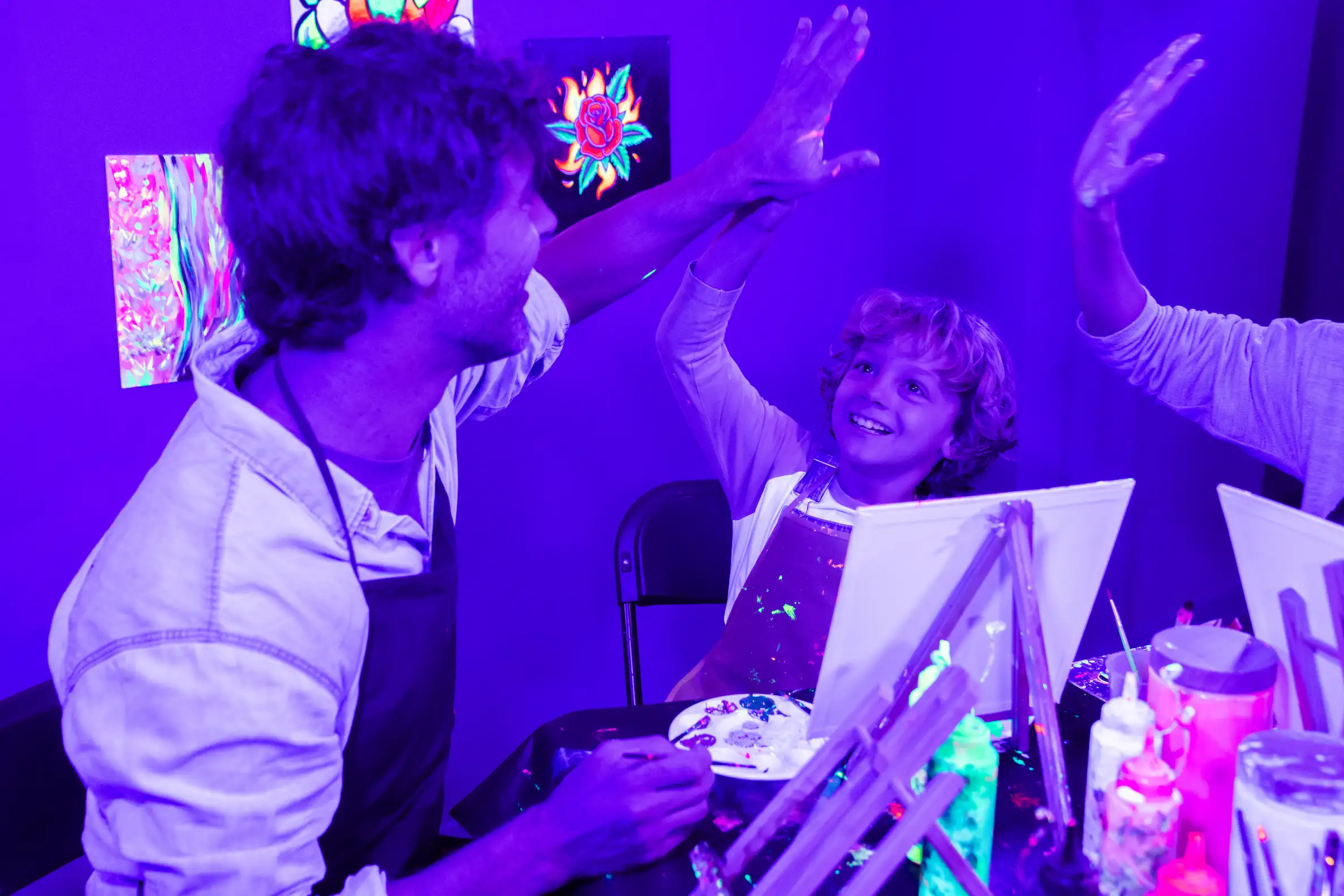 Amuse-toi en famille - Neon Brush Kids : une activité artistique familiale